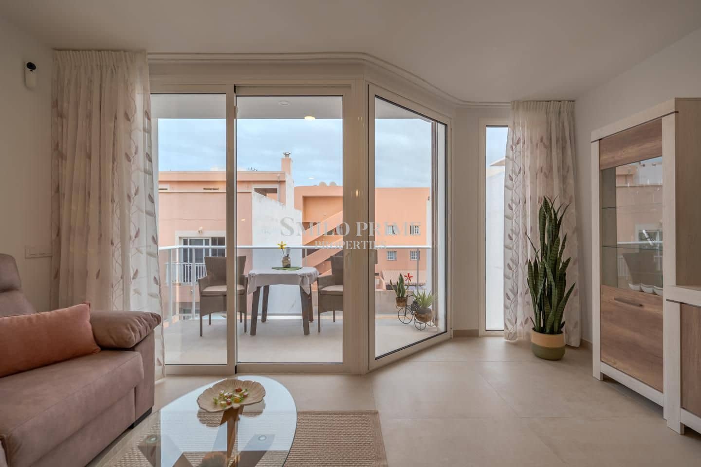Appartement de 2 chambres à louer à Guia de Isora avec piscine garage - 2 200 € (Ref: 9893261)