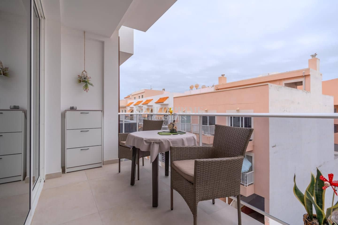 Appartement de 2 chambres à louer à Guia de Isora avec piscine garage - 2 200 € (Ref: 9893261)