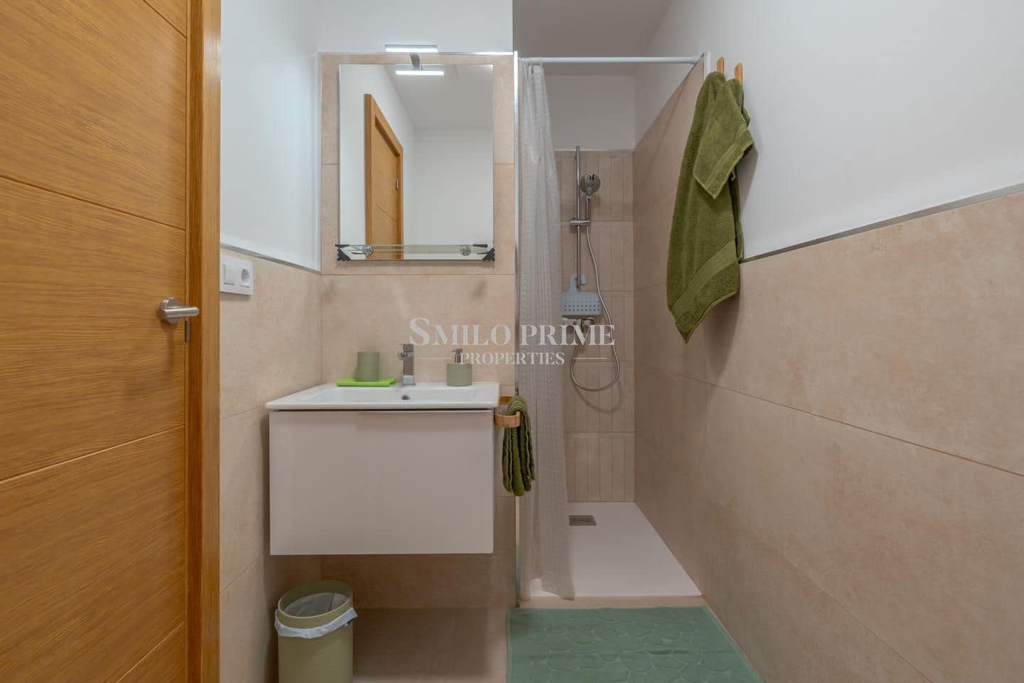 Appartement de 2 chambres à louer à Guia de Isora avec piscine garage - 2 200 € (Ref: 9893261)