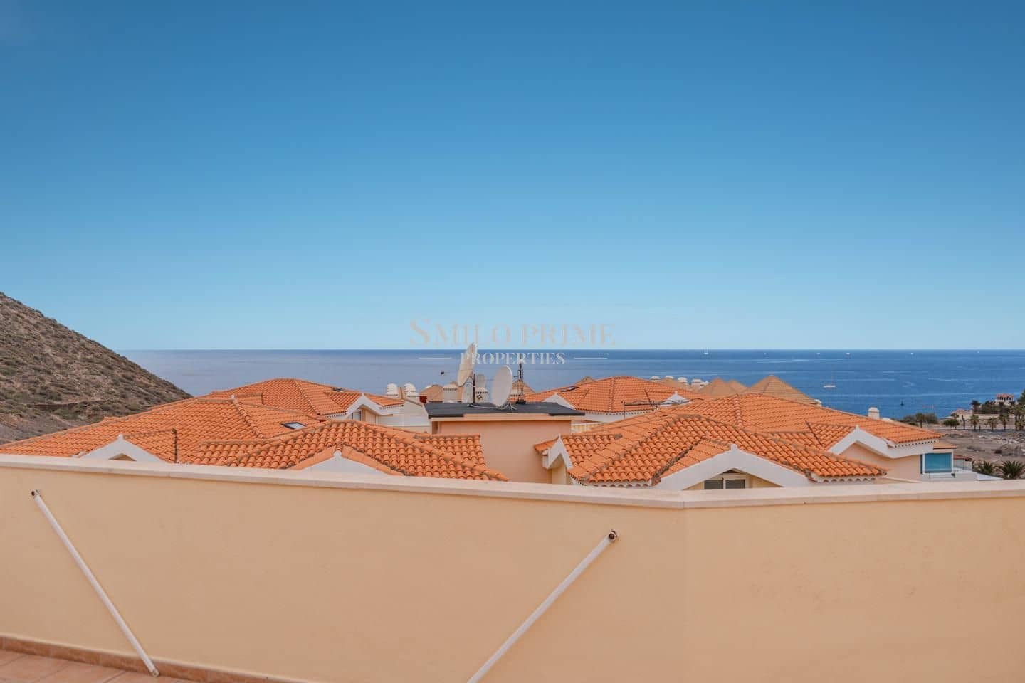2 slaapkamer Flat te koop in Arona met zwembad - € 590.000 (Ref: 9965946)