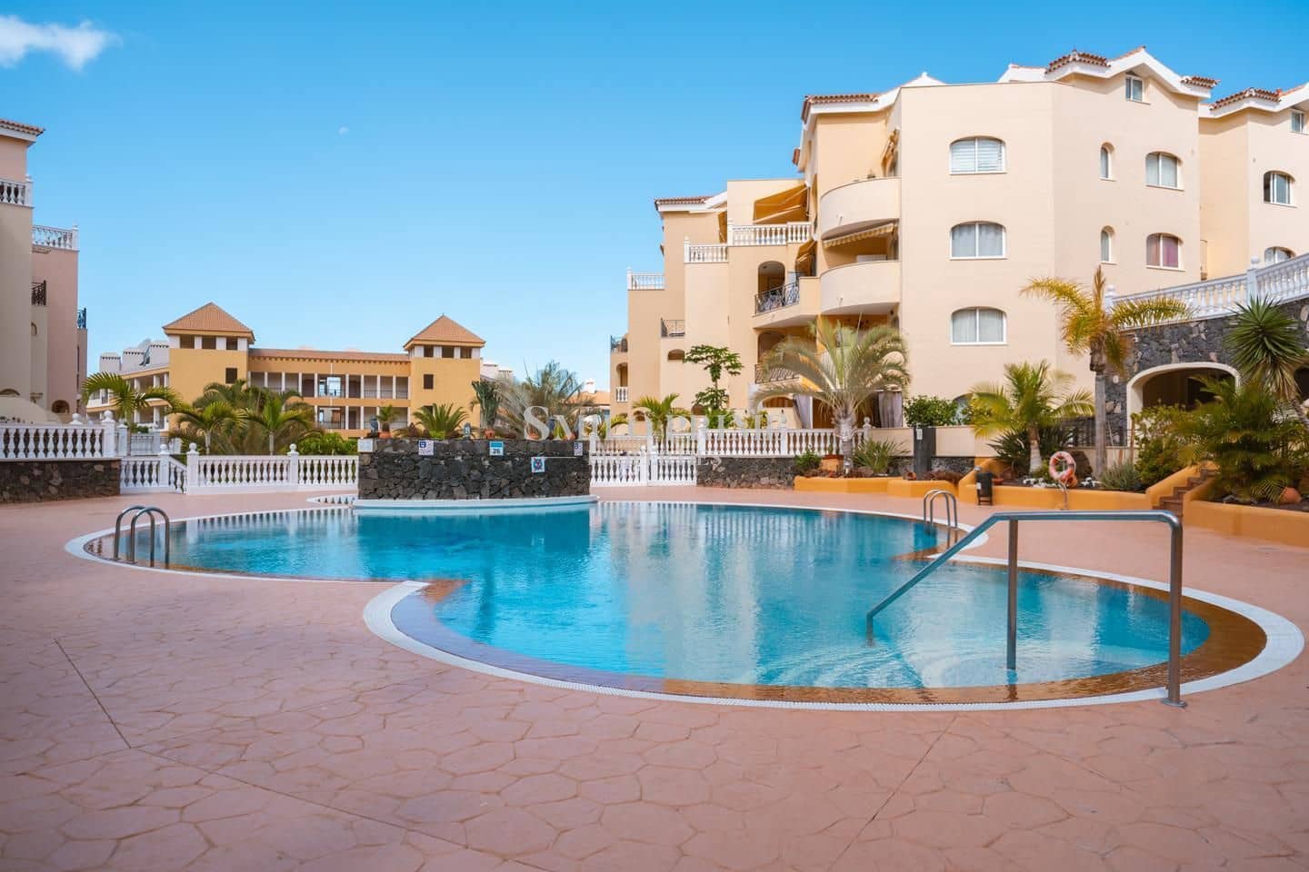 2 slaapkamer Flat te koop in Arona met zwembad - € 590.000 (Ref: 9965946)