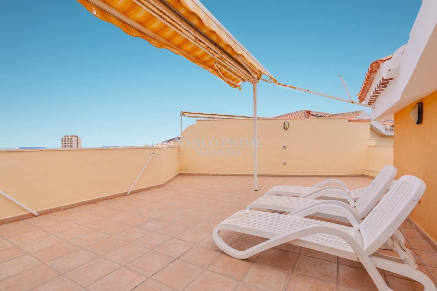 2 slaapkamer Flat te koop in Arona met zwembad - € 590.000 (Ref: 9965946)