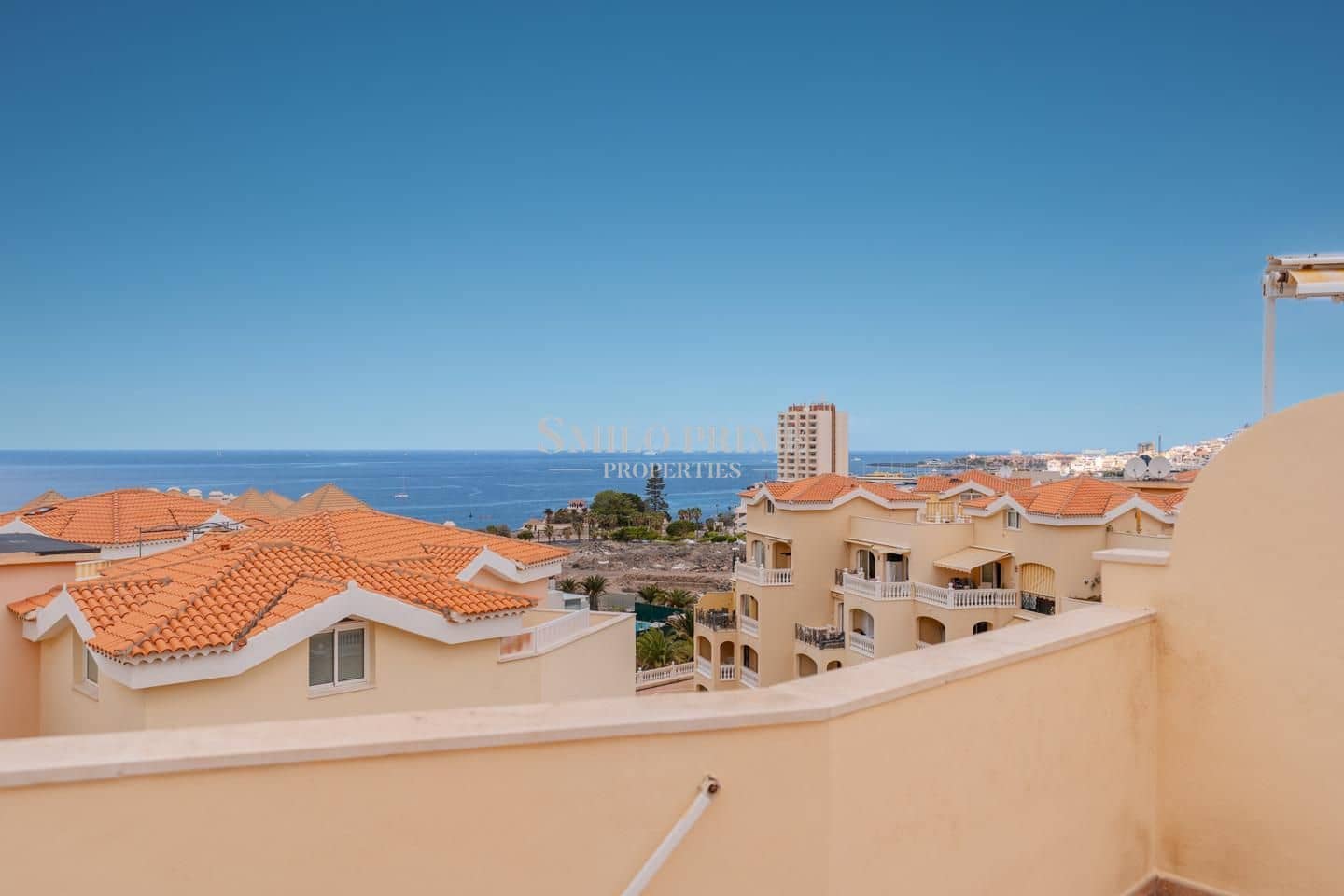 2 slaapkamer Flat te koop in Arona met zwembad - € 590.000 (Ref: 9965946)