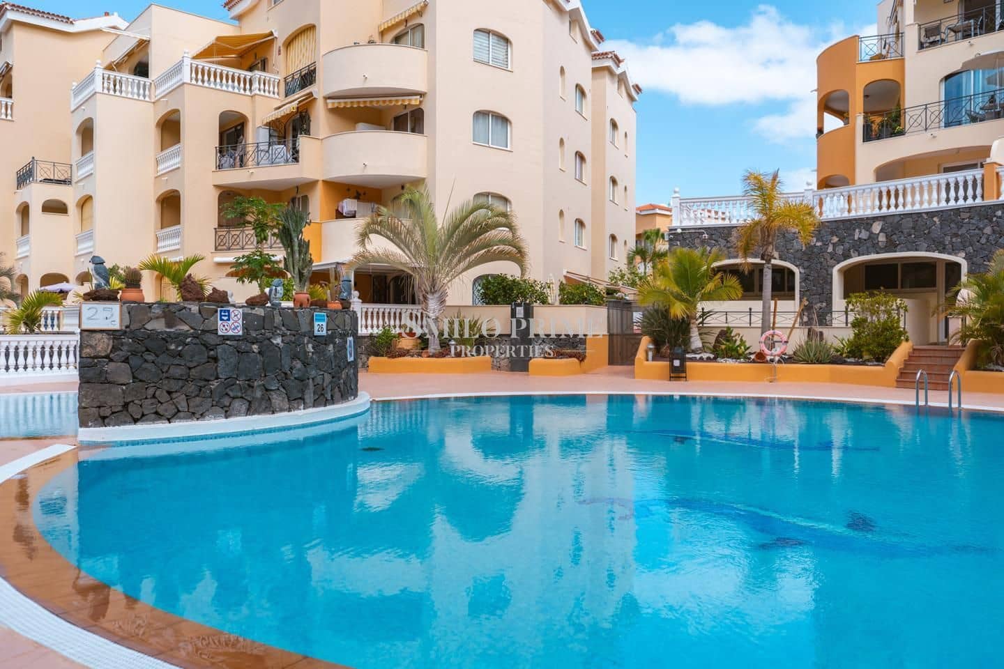 2 slaapkamer Flat te koop in Arona met zwembad - € 590.000 (Ref: 9965946)