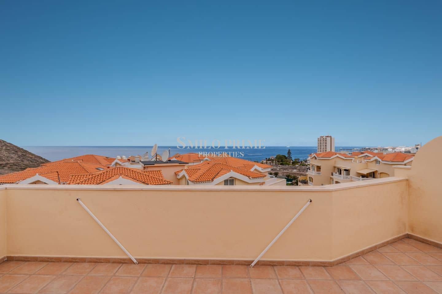 2 slaapkamer Flat te koop in Arona met zwembad - € 590.000 (Ref: 9965946)