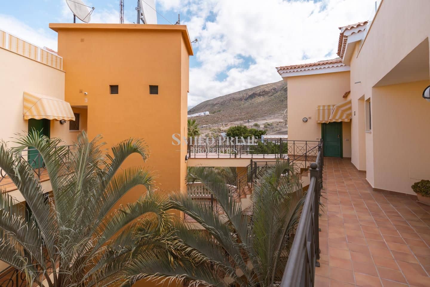 2 slaapkamer Flat te koop in Arona met zwembad - € 590.000 (Ref: 9965946)
