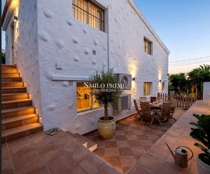 5 bedroom Villa for sale in Arona with pool - € 650,000 (Ref: 9972310)