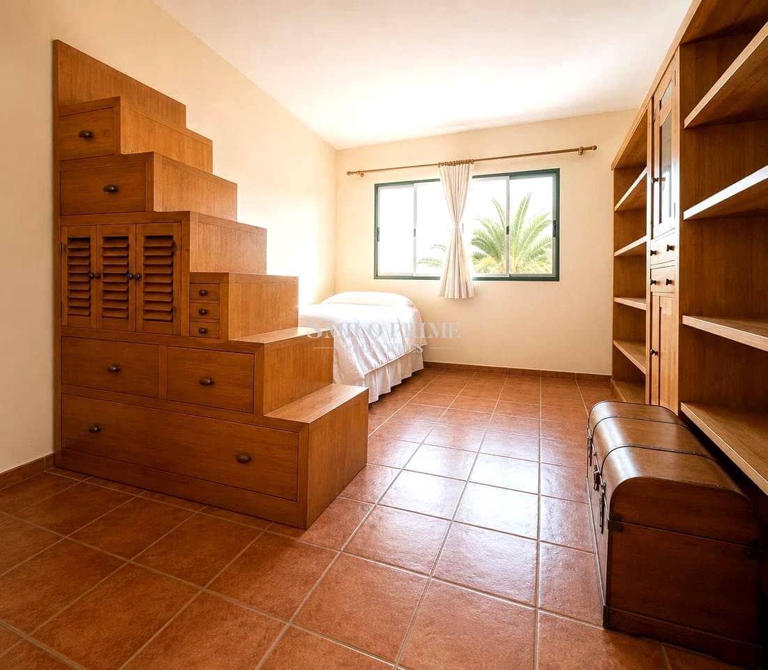 5 bedroom Villa for sale in Arona with pool - € 650,000 (Ref: 9972310)
