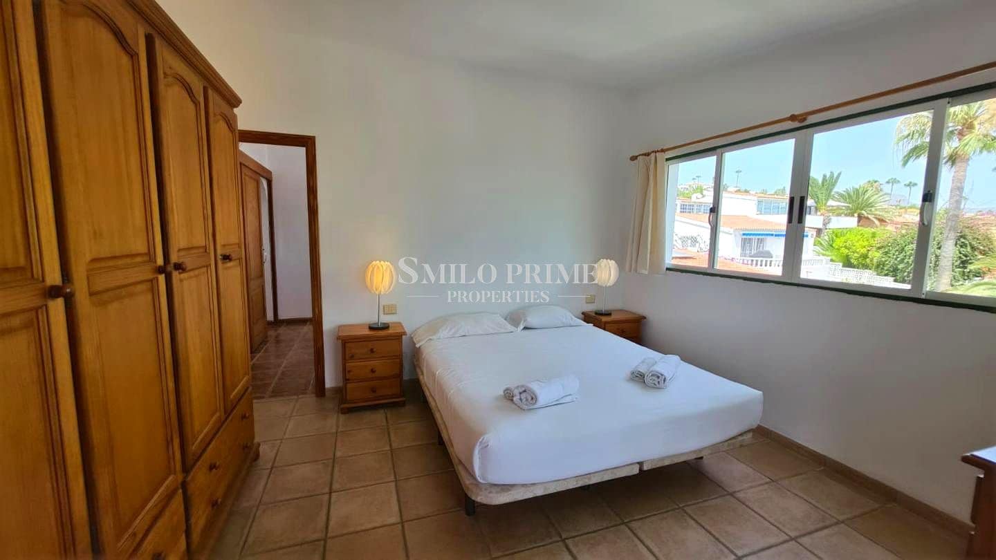 5 bedroom Villa for sale in Arona with pool - € 650,000 (Ref: 9972310)
