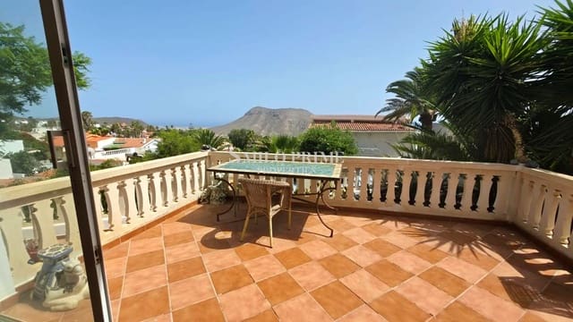 5 slaapkamer Villa te koop in Chayofa, Arona met zwembad - € 650.000 (Ref: 9972310)