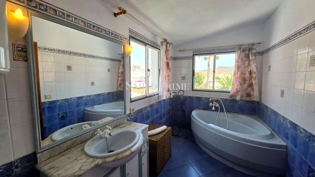 5 slaapkamer Villa te koop in Chayofa, Arona met zwembad - € 650.000 (Ref: 9972310)