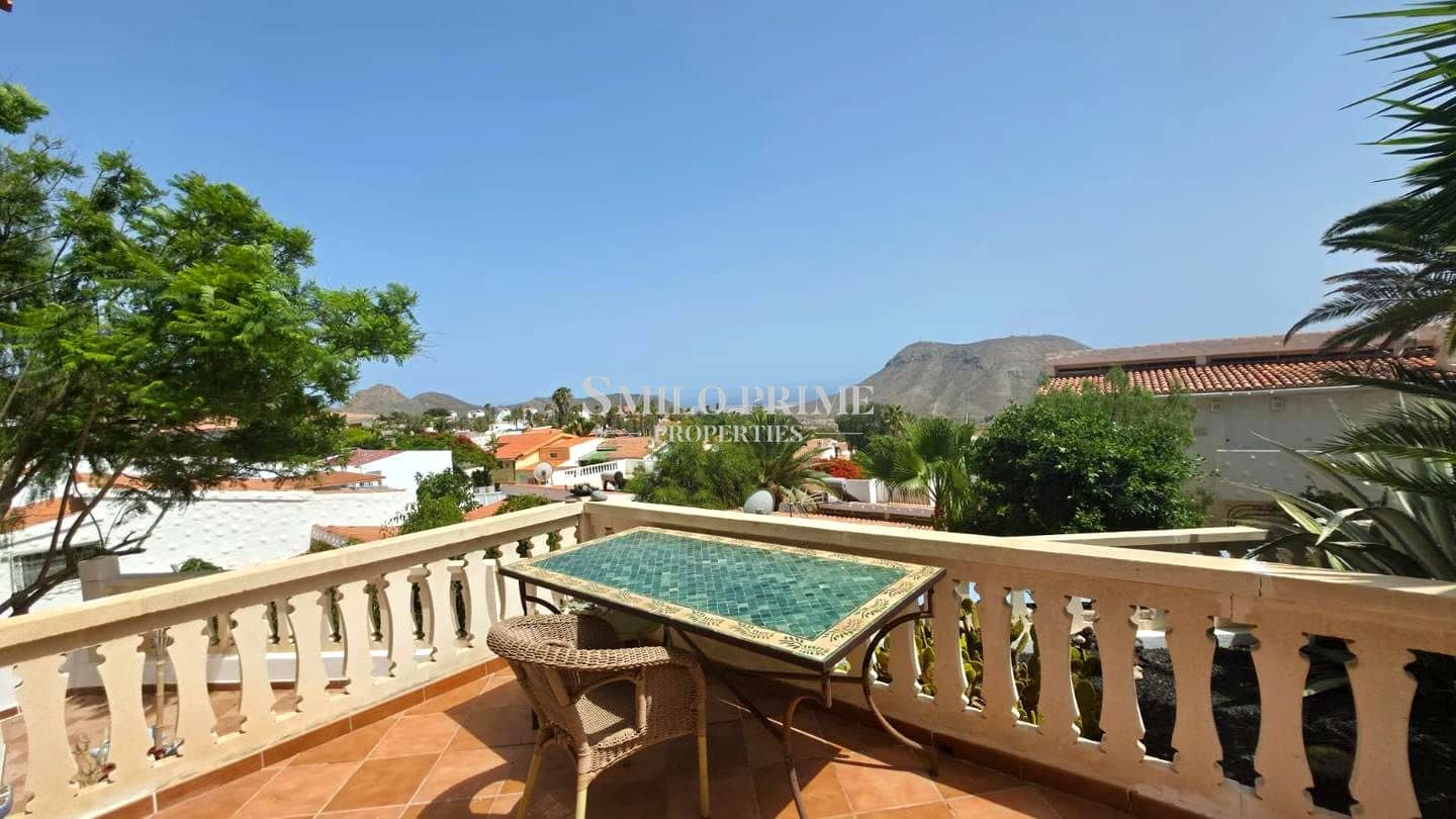 5 bedroom Villa for sale in Arona with pool - € 650,000 (Ref: 9972310)