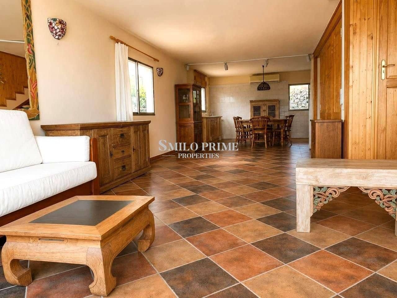 5 bedroom Villa for sale in Arona with pool - € 650,000 (Ref: 9972310)