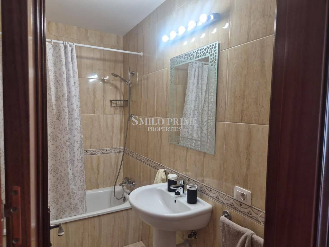 Appartement de 2 chambres à louer à Arona avec piscine garage - 1 500 € (Ref: 9999302)