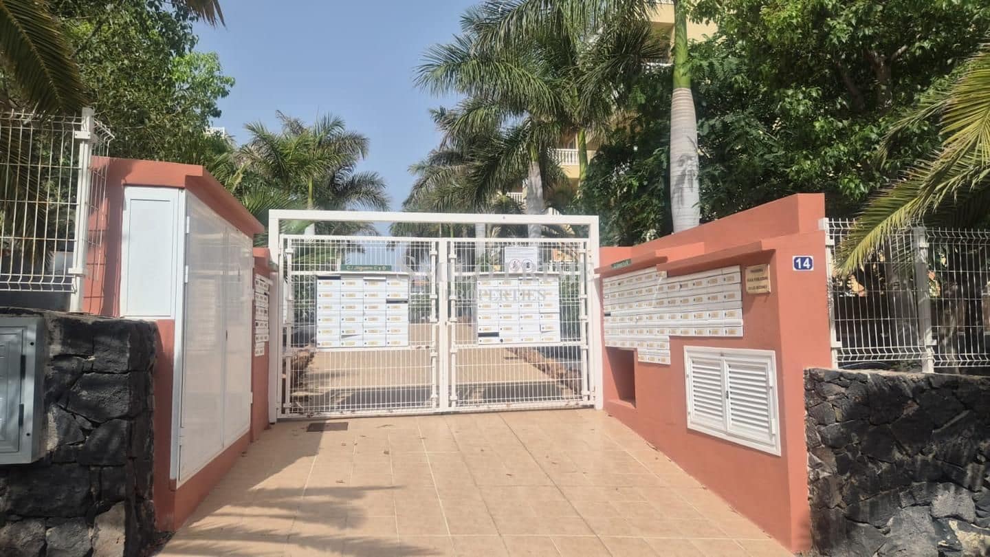 Appartement de 2 chambres à louer à Arona avec piscine garage - 1 500 € (Ref: 9999302)
