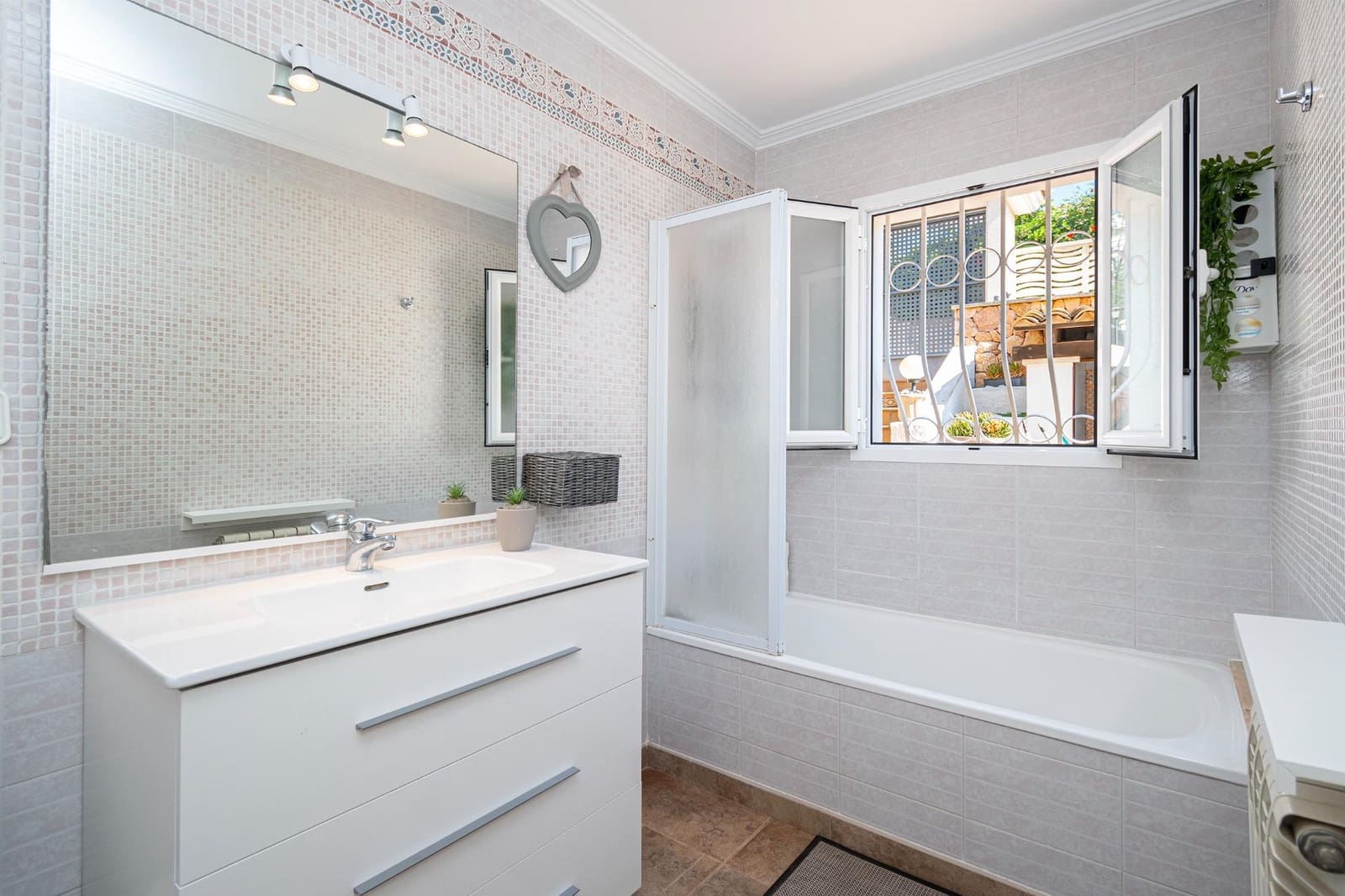 5 soverom Villa til salgs i Costa de la Calma med svømmebasseng garasje - € 1 595 000 (Ref: 9116266)