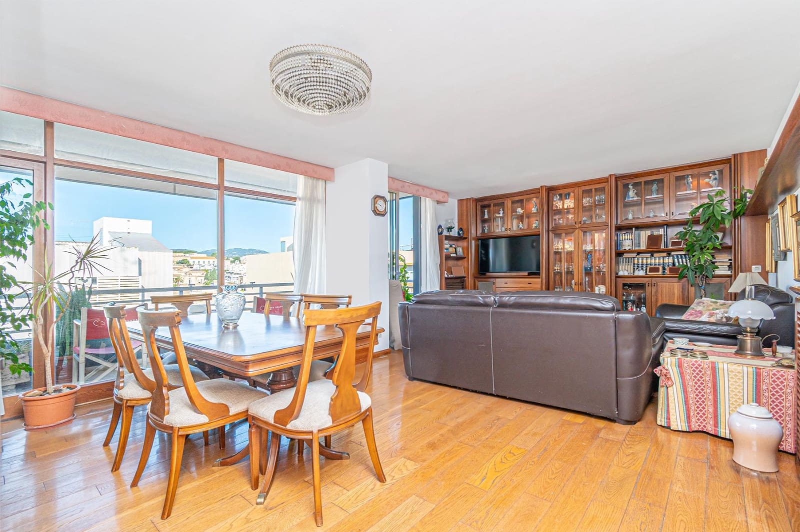 4 bedroom Flat for sale in Palma de Mallorca with garage - € 745,000 (Ref: 9374583)