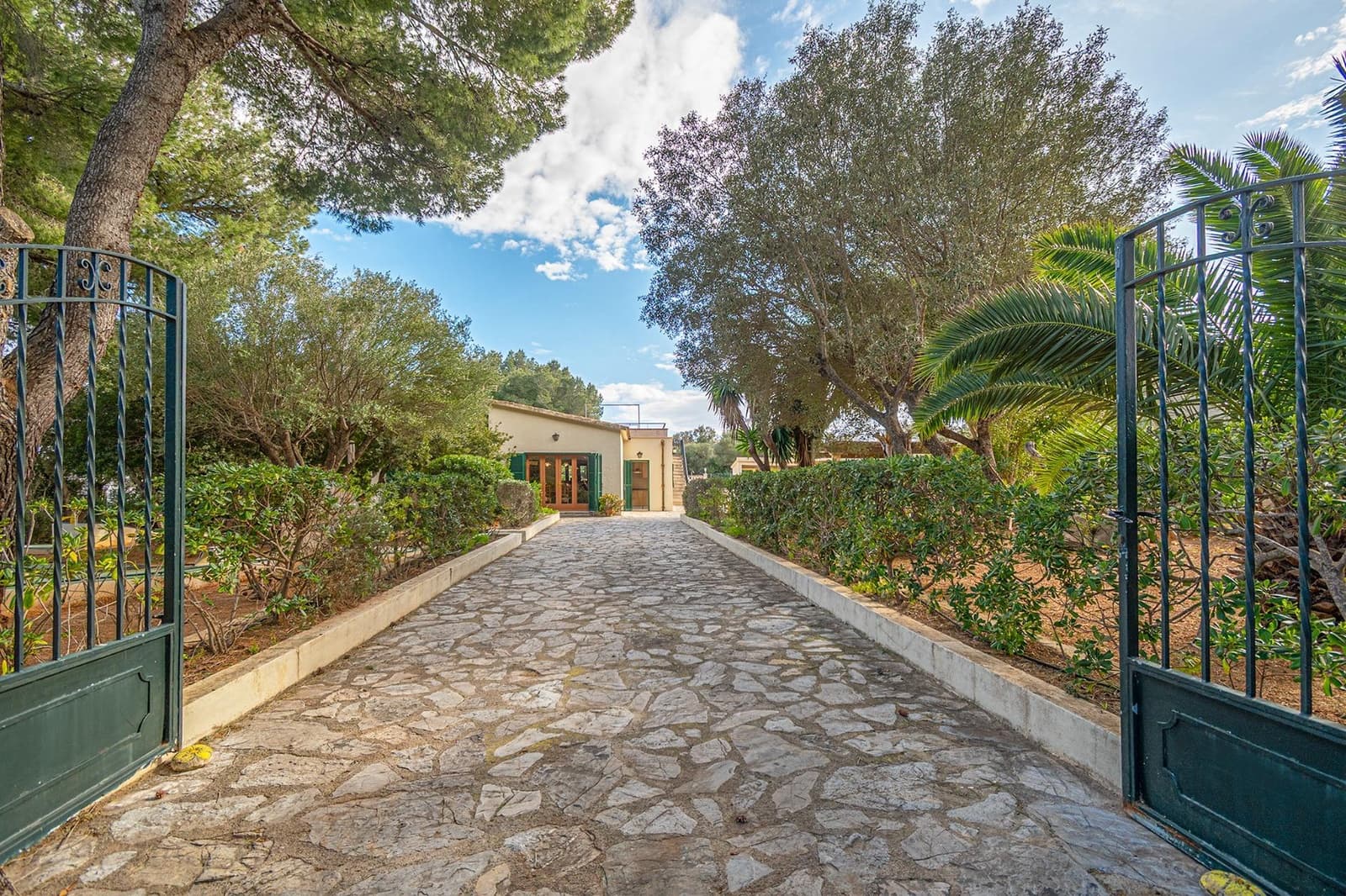 3 bedroom Villa for sale in Cala Murada with pool garage - € 950,000 (Ref: 9770772)