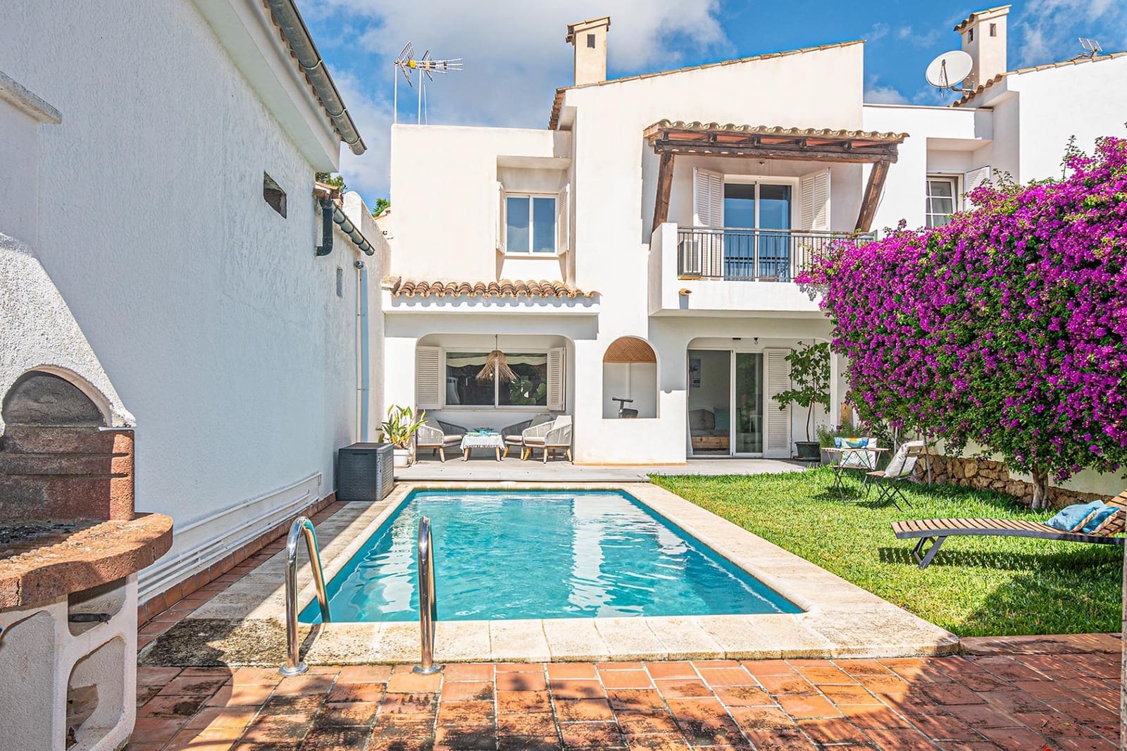 5 bedroom Terraced Villa for sale in Bendinat with pool - € 1,190,000 (Ref: 9839459)