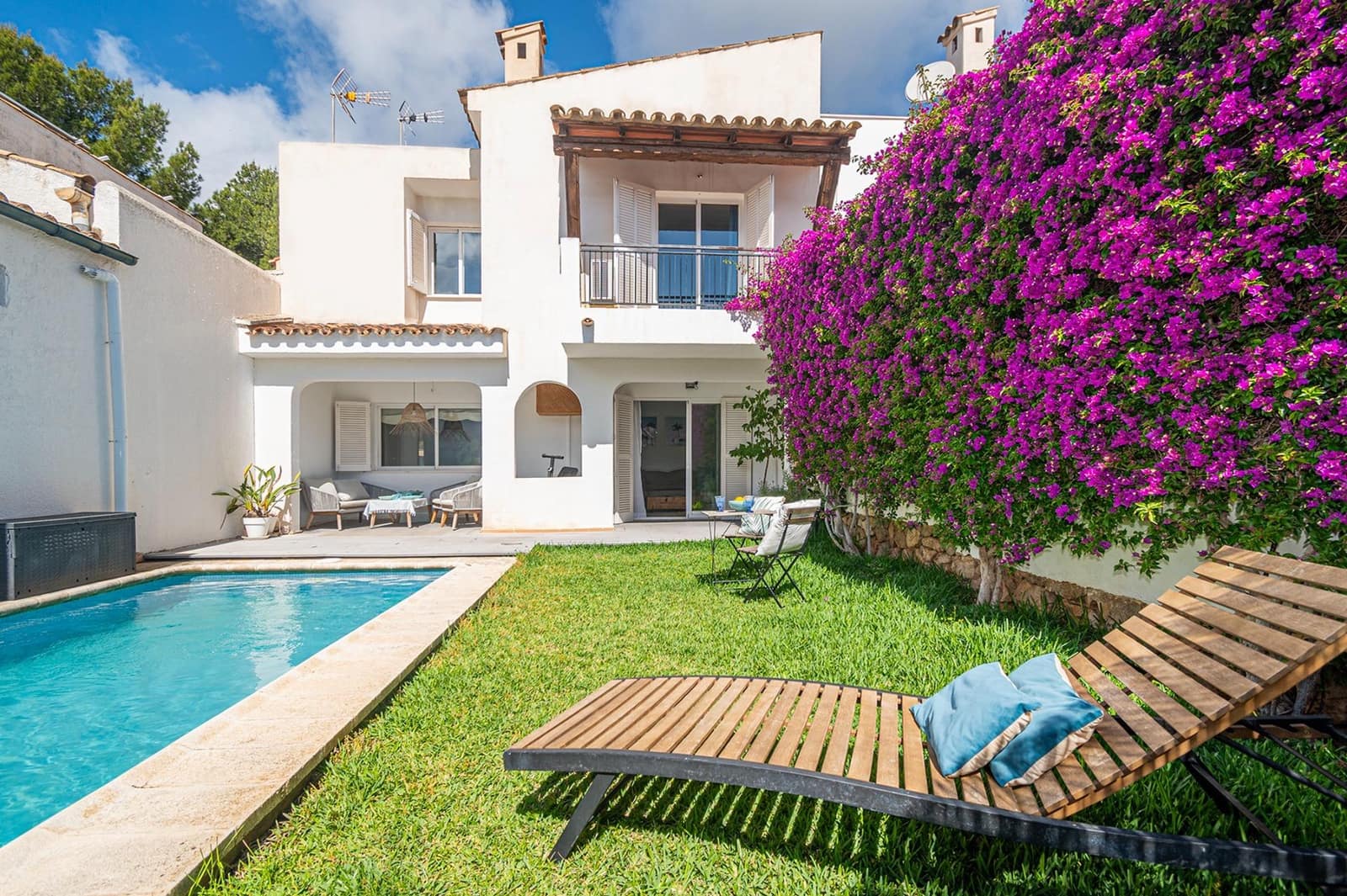 5 bedroom Terraced Villa for sale in Bendinat with pool - € 1,190,000 (Ref: 9839459)
