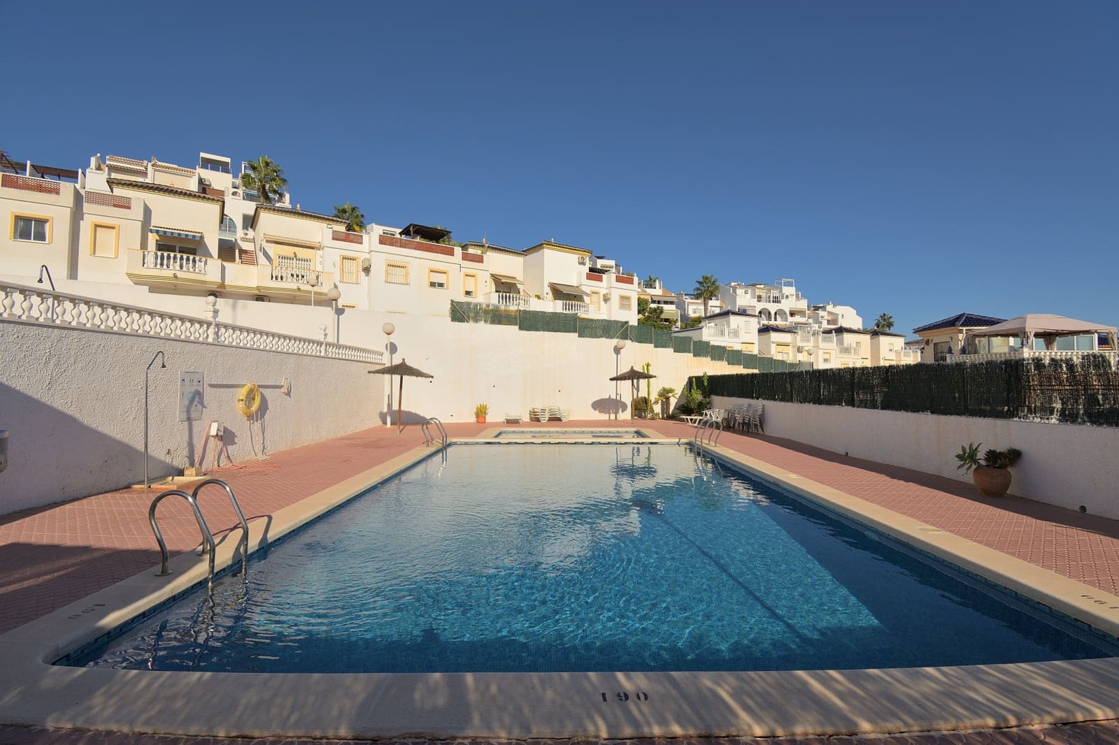 2 soveværelse Semi-Rækkehus til salg i Ciudad Quesada med swimmingpool - € 190.000 (Ref: 10177369)