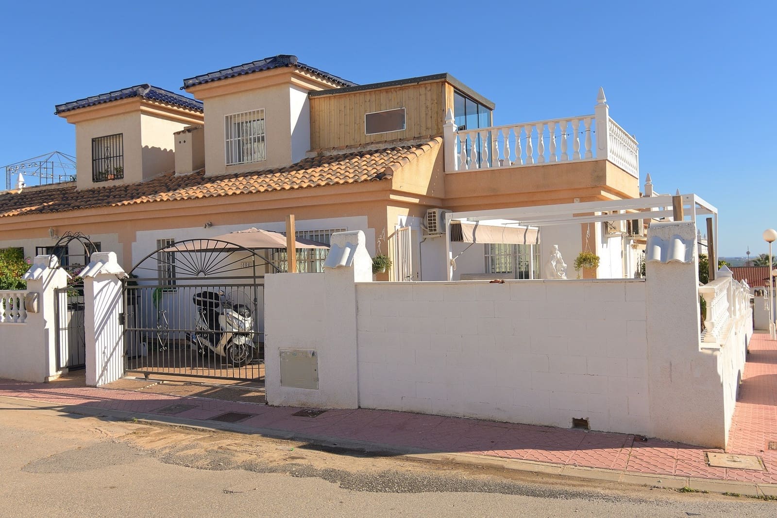 2 soveværelse Semi-Rækkehus til salg i Ciudad Quesada med swimmingpool - € 190.000 (Ref: 10177369)