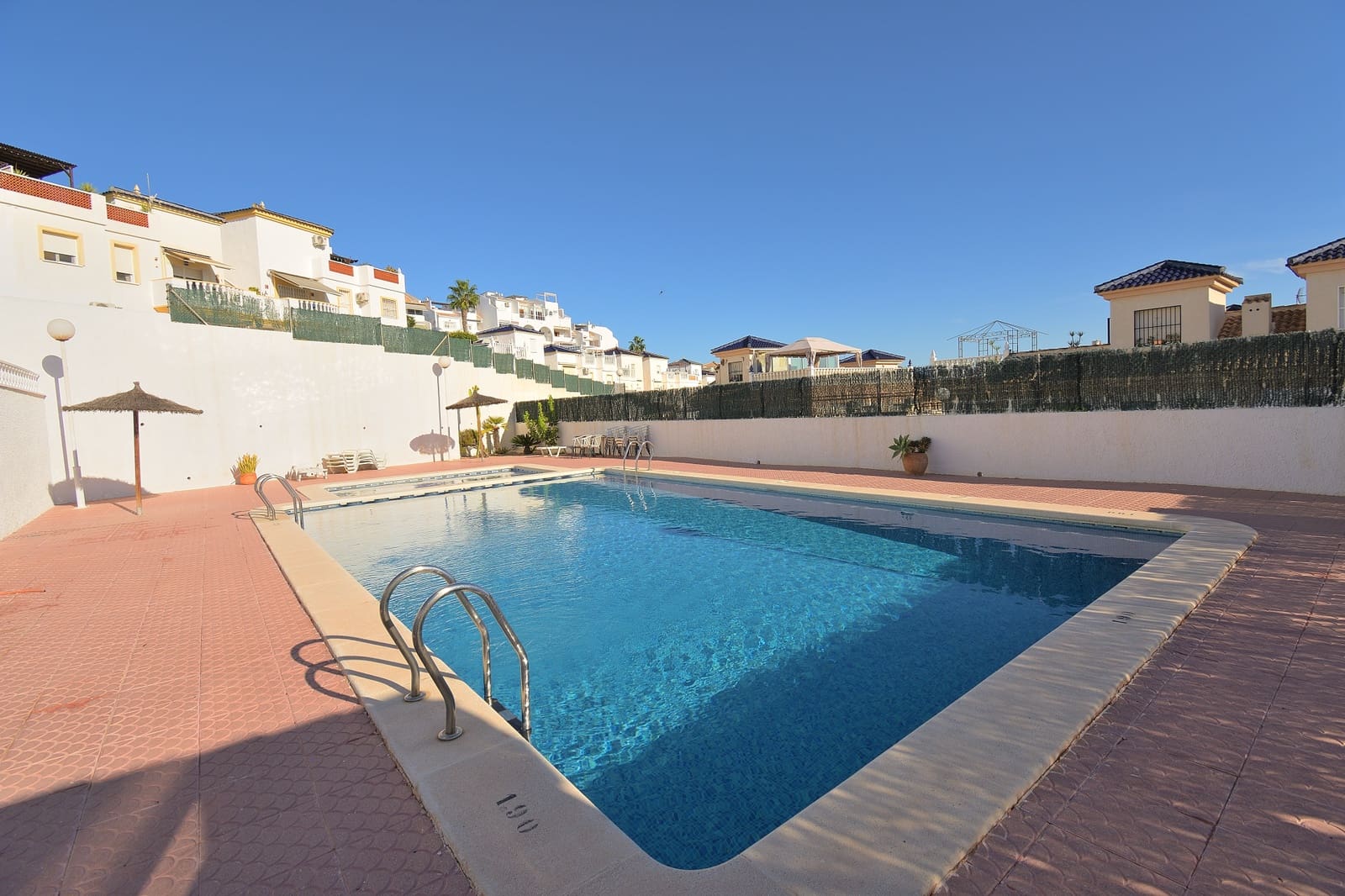 2 soveværelse Semi-Rækkehus til salg i Ciudad Quesada med swimmingpool - € 190.000 (Ref: 10177369)