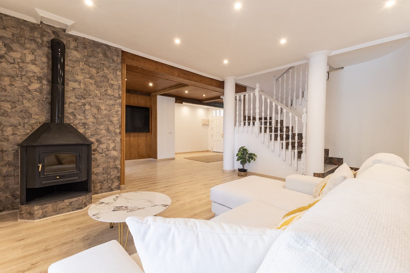 5 soveværelse Finca/Landehus til salg i Arneva med swimmingpool garage - € 370.000 (Ref: 9093293)