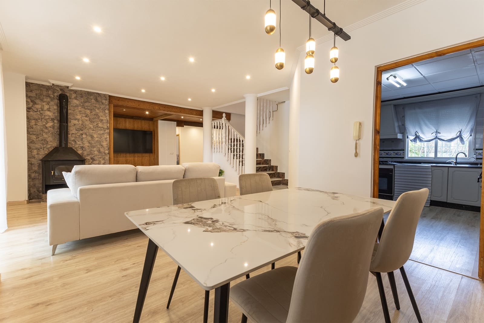 5 soveværelse Finca/Landehus til salg i Arneva med swimmingpool garage - € 370.000 (Ref: 9093293)