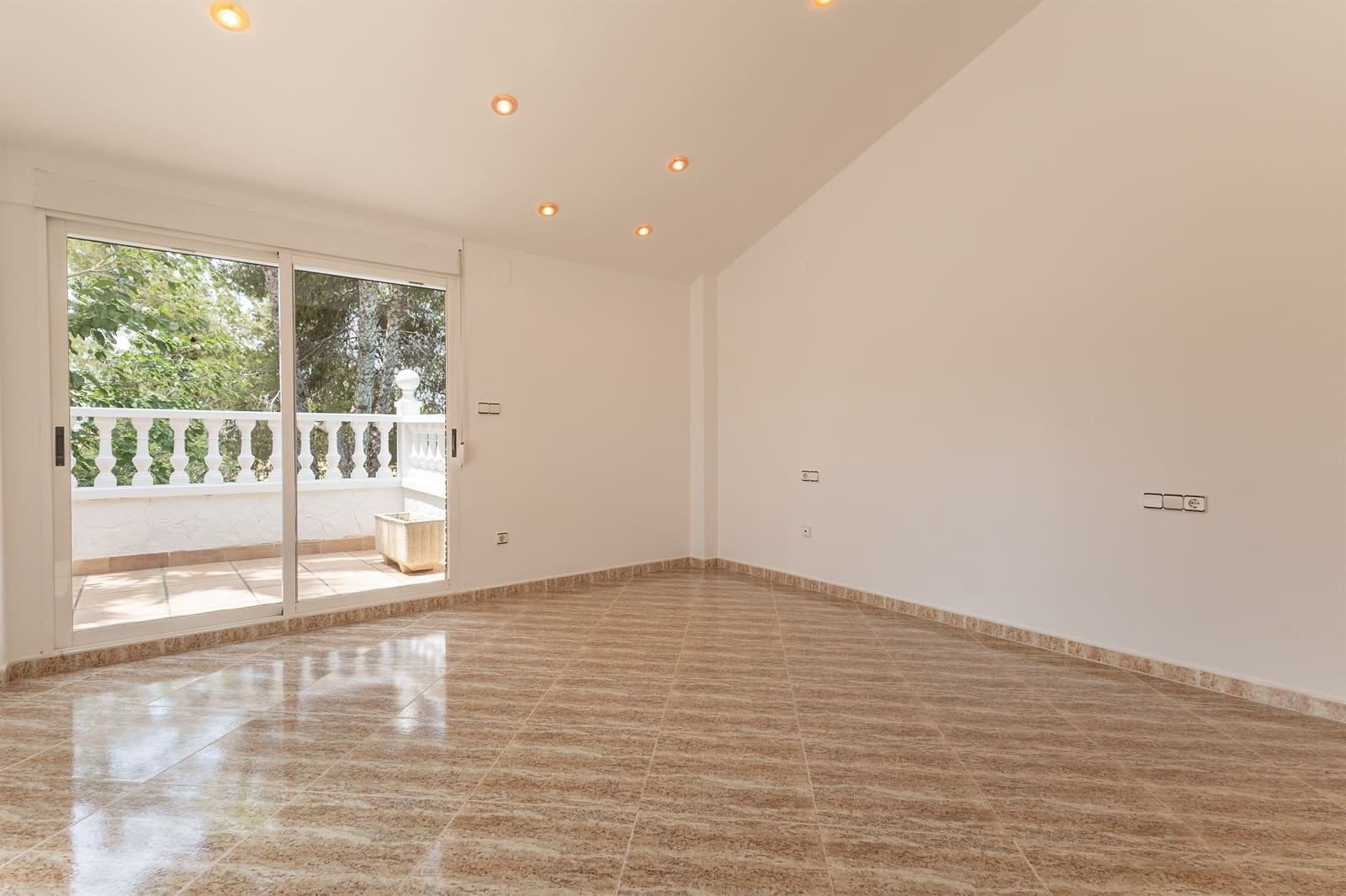 5 soveværelse Finca/Landehus til salg i Arneva med swimmingpool garage - € 370.000 (Ref: 9093293)