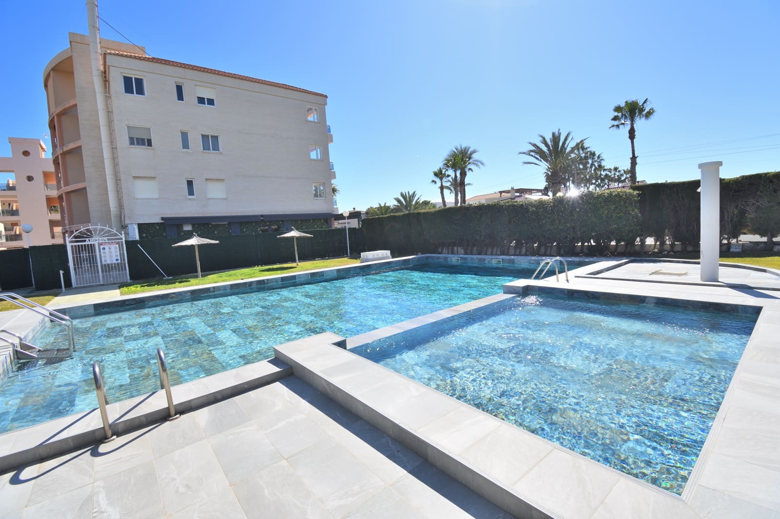 3 quarto Apartamento de Praia para venda em Playa Flamenca com piscina garagem - 450 000 € (Ref: 9899718)