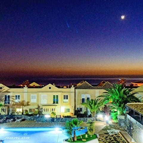 3 quarto Casa em Banda para venda em Casco Urbano, Adeje com piscina garagem - 684 800 € (Ref: 7570891)