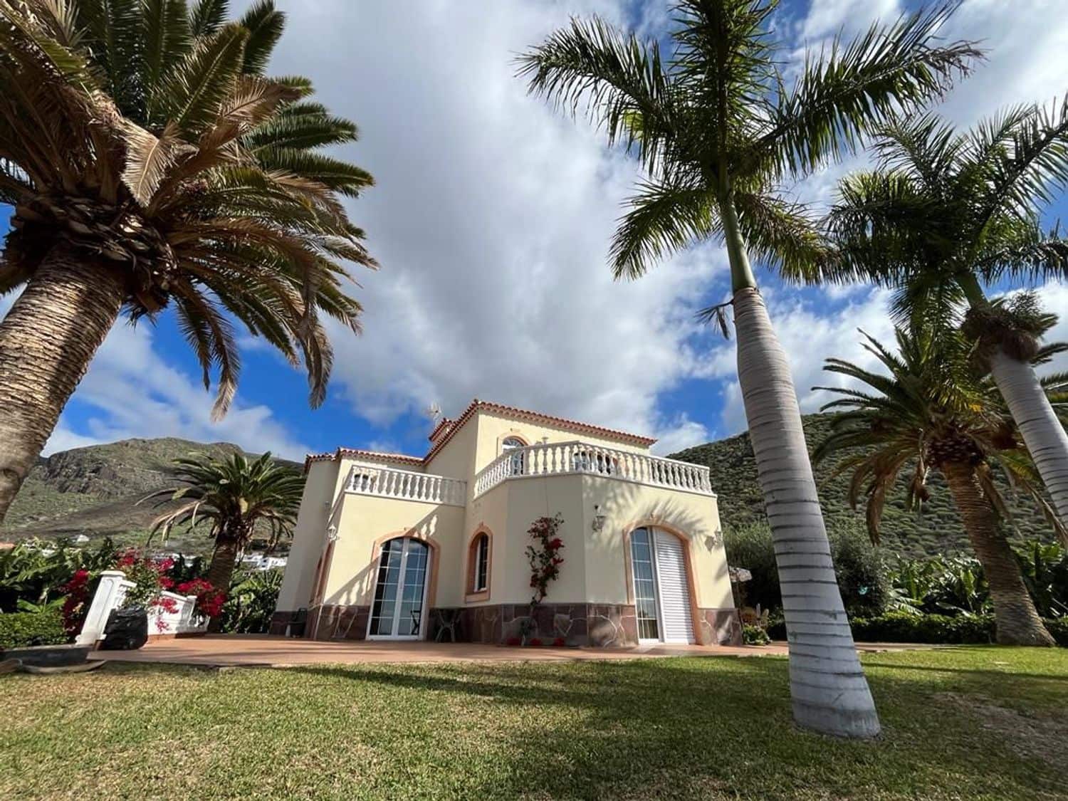 4 bedroom Villa for sale in Santiago del Teide with garage - € 1,400,000 (Ref: 8005621)