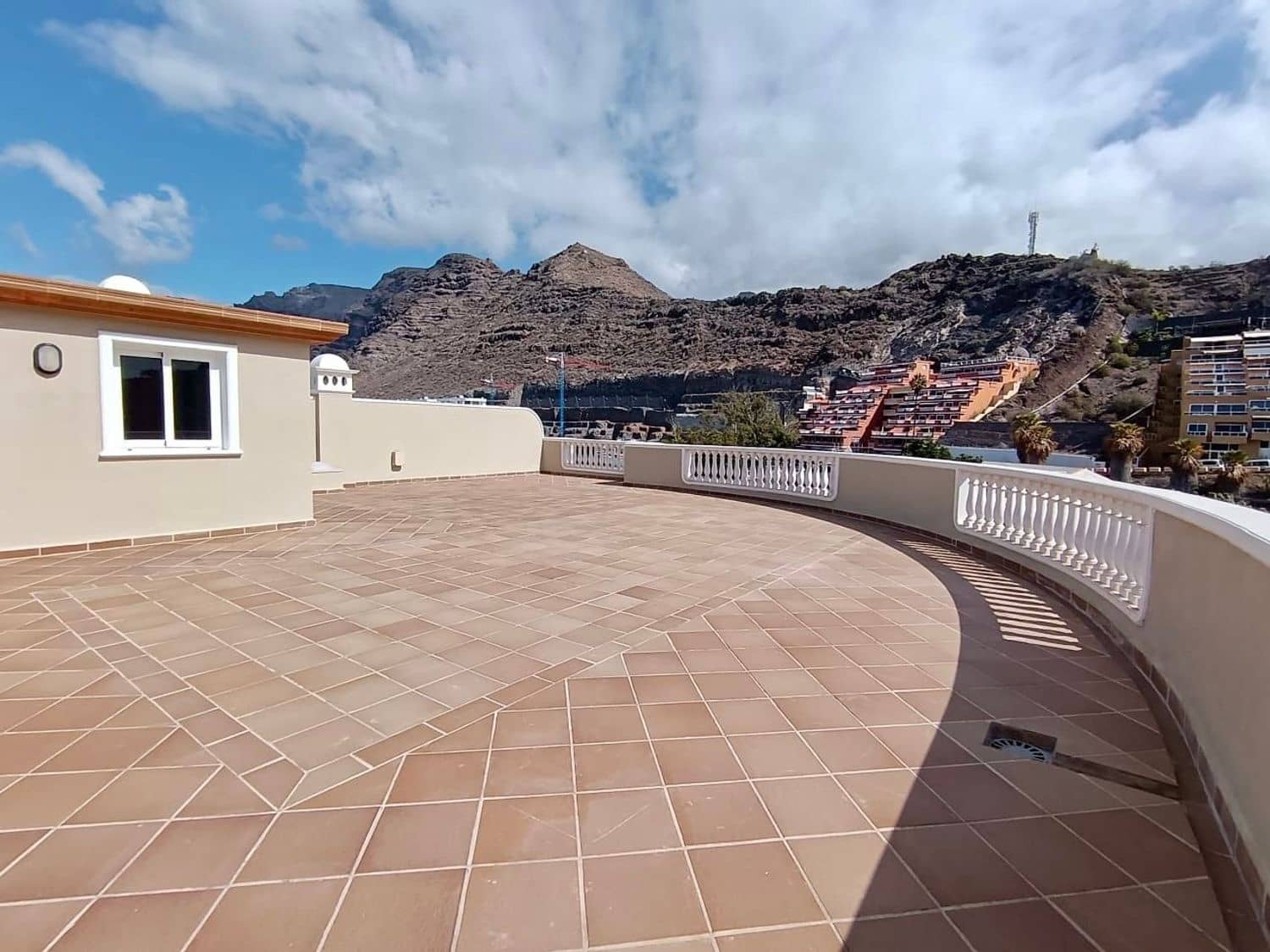 2 soveværelse Lejlighed til salg i Puerto Santiago med swimmingpool garage - € 597.083 (Ref: 8604481)