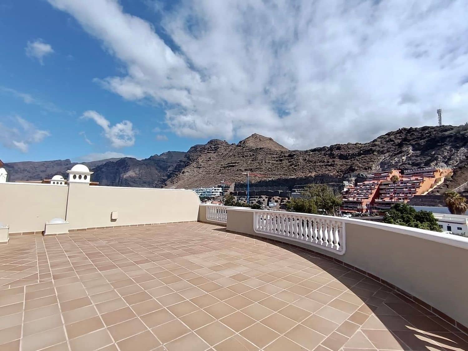 2 soveværelse Lejlighed til salg i Puerto Santiago med swimmingpool garage - € 597.083 (Ref: 8604481)