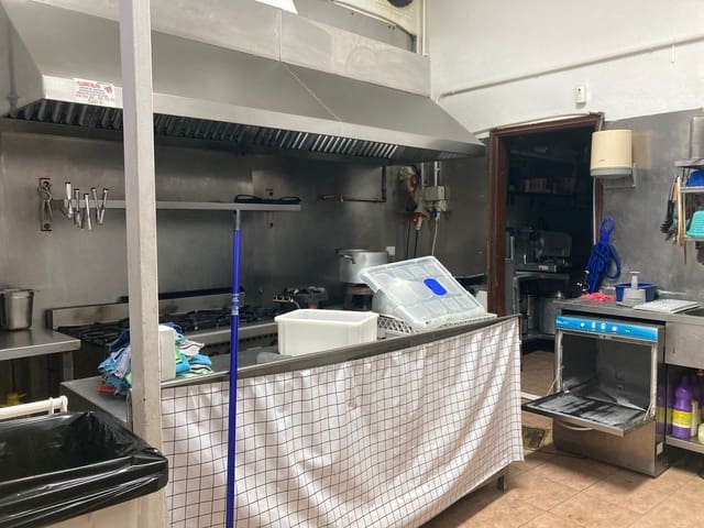 Kaupallinen vuokrattavana paikassa Arona mukana 
autotalli - 1 000 € (Ref: 8634121)