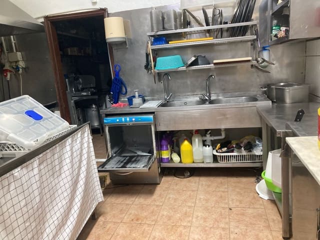 Kaupallinen vuokrattavana paikassa Arona mukana 
autotalli - 1 000 € (Ref: 8634121)