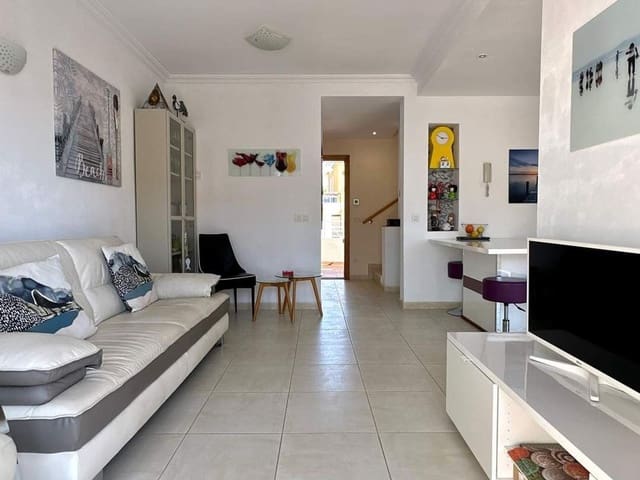 3 makuuhuone Omakotitalo myytävänä paikassa Puerto Santiago, Santiago del Teide mukana uima-altaan 
autotalli - 595 000 € (Ref: 8740884)