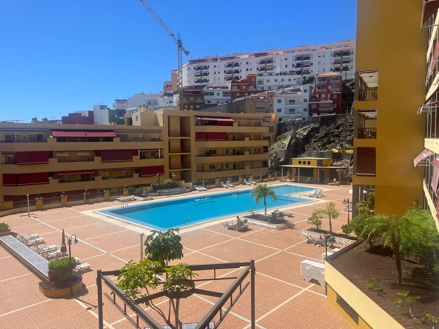 1 quarto Apartamento para arrendar em Puerto Santiago com piscina garagem - 1 100 € (Ref: 8980117)