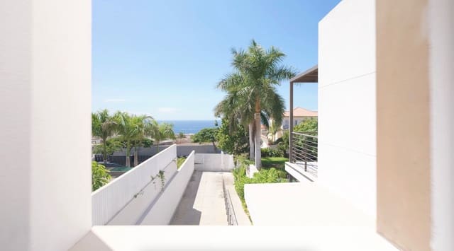 4 makuuhuone Huvila myytävänä paikassa Playa de Fañabé Alto, Adeje mukana uima-altaan 
autotalli - 2 625 000 € (Ref: 9812937)