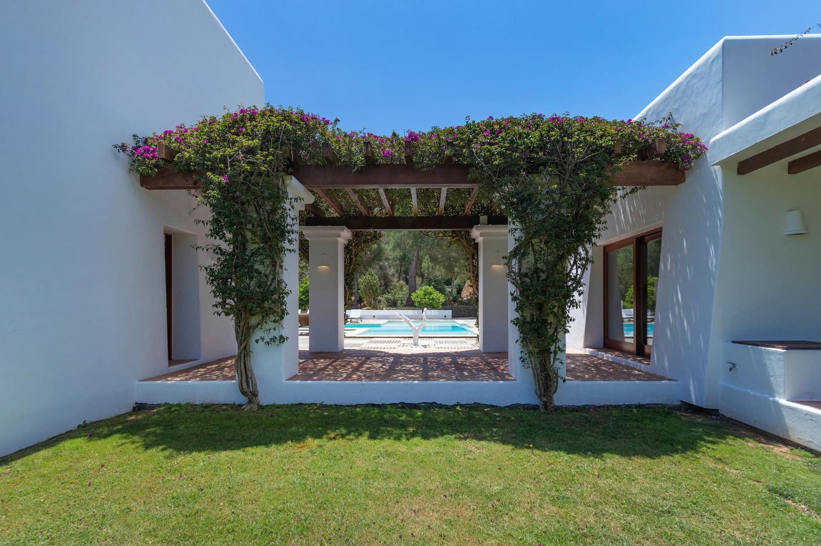 4 sypialnia Finka/Dom wiejski na sprzedaż w Nuestra Senora de Jesus z basenem garażem - 9 900 000 € (Ref: 9000940)