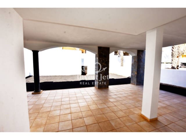 2 bedroom Flat for sale in Corralejo with pool garage - € 245,000 (Ref: 9478528)
