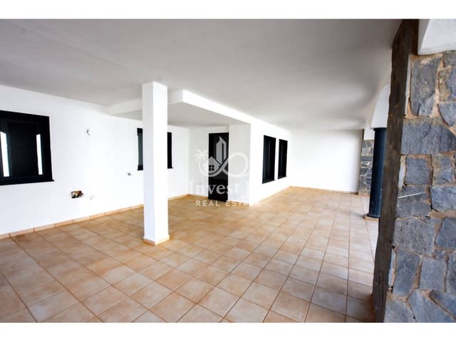 2 bedroom Flat for sale in Corralejo with pool garage - € 245,000 (Ref: 9478528)
