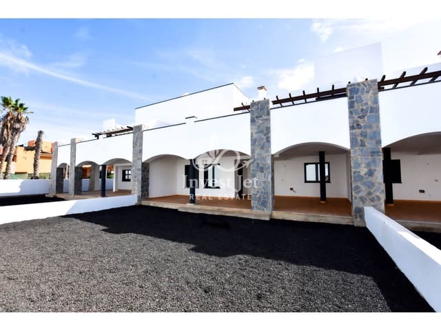 2 makuuhuone Asunto myytävänä paikassa Corralejo, La Oliva mukana uima-altaan 
autotalli - 329 000 € (Ref: 9478528)