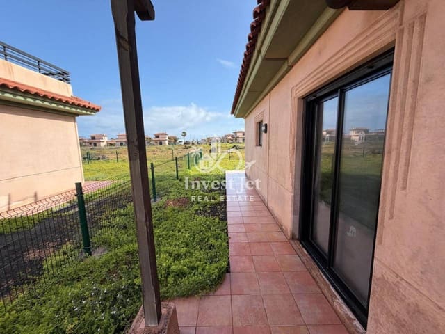 3 slaapkamer Villa te koop in Lajares, La Oliva met zwembad garage - € 245.000 (Ref: 9651024)