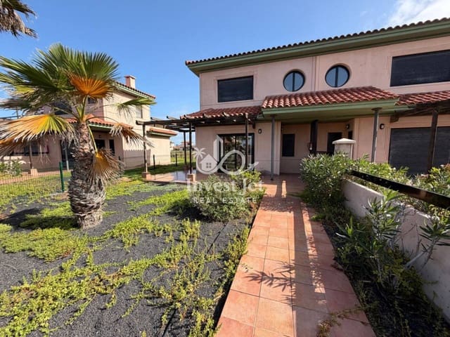 3 slaapkamer Villa te koop in Lajares, La Oliva met zwembad garage - € 245.000 (Ref: 9651024)