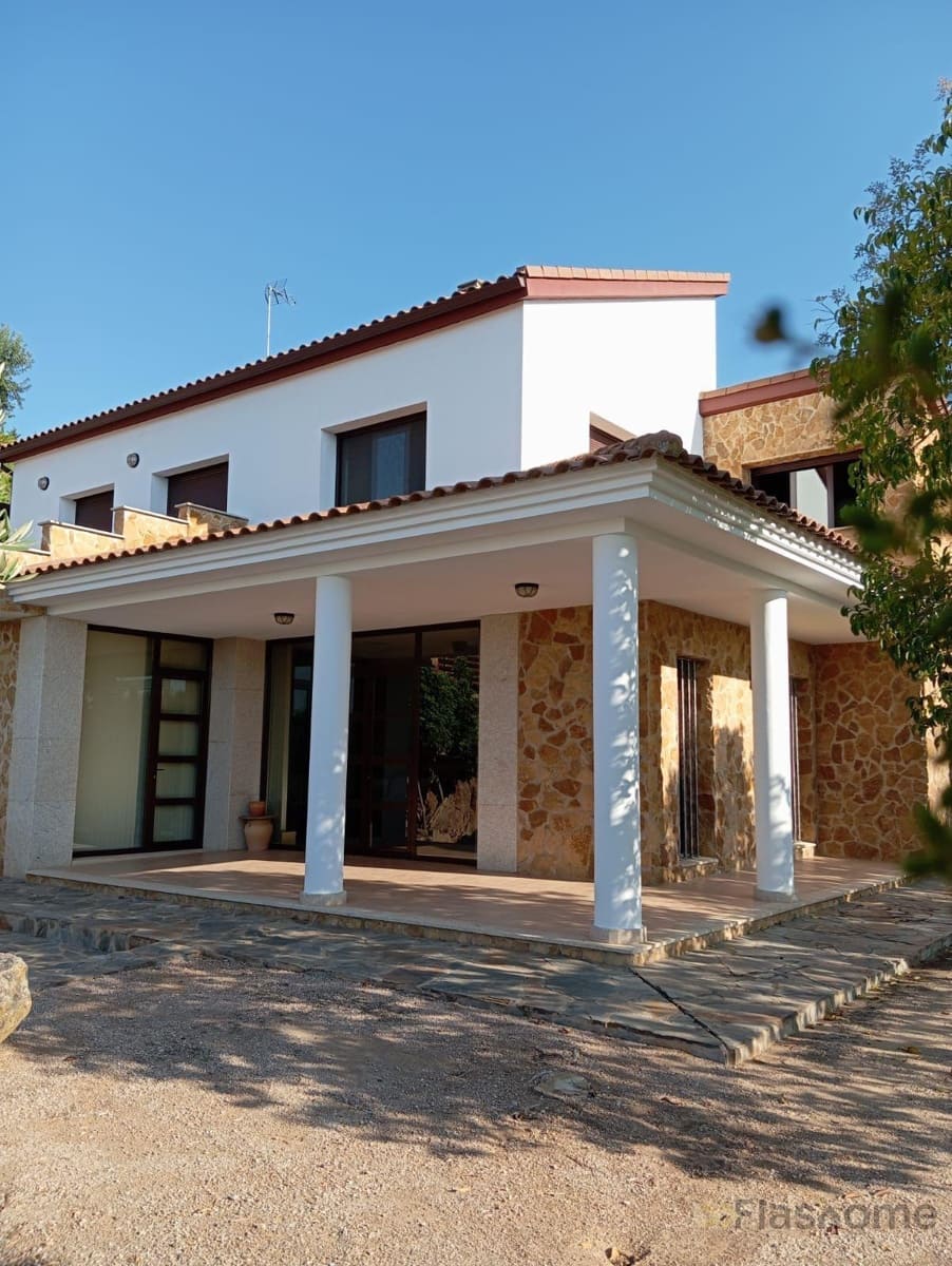 3 bedroom Villa for sale in Medellin with pool - € 450,000 (Ref: 9848308)
