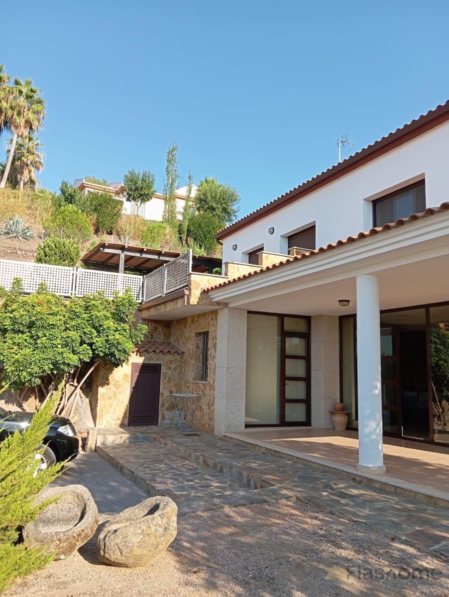 3 bedroom Villa for sale in Medellin with pool - € 450,000 (Ref: 9848308)