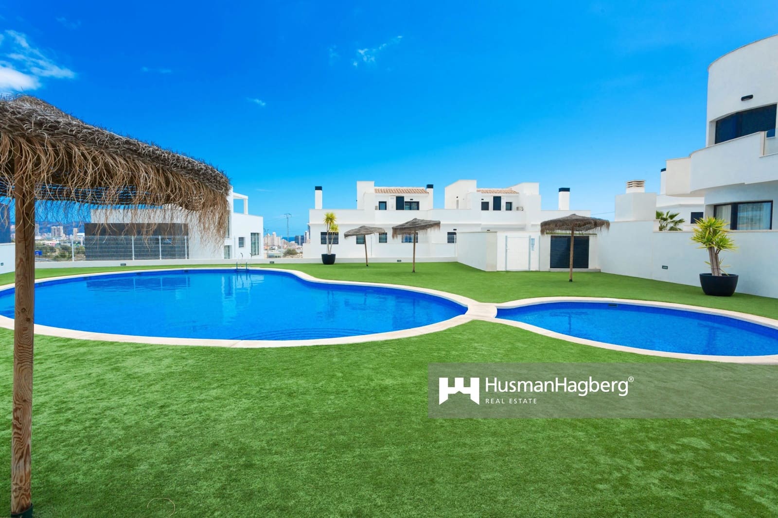 2 bedroom Townhouse for sale in Benidorm with pool - € 330,000 (Ref: 9525988)