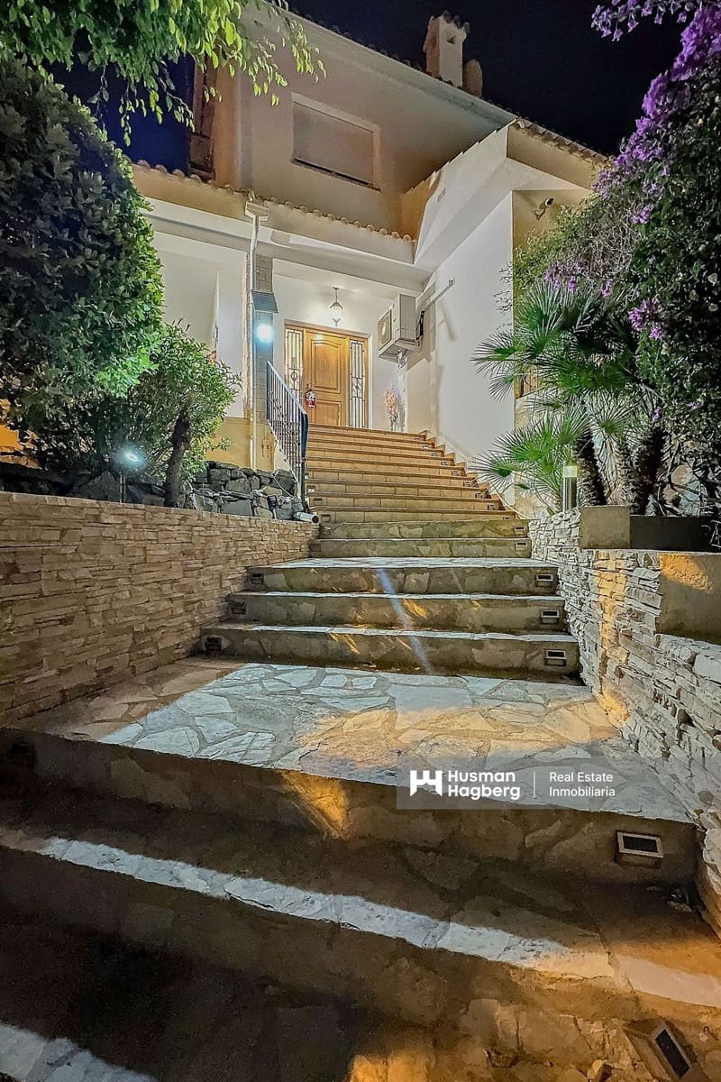 Chalet de 4 habitaciones en La Nucia en venta con piscina - 765.000 € (Ref: 9550464)